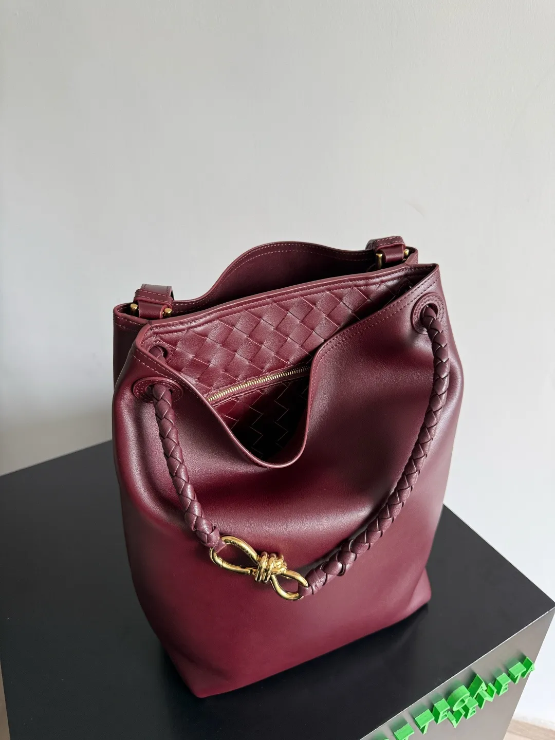 Batch 2660 BOTTEGA VENETA2025 new Andiamo bucket bag. This bag is made of silky calf leather🐂, with Intrecciato woven internal pockets, unique and eye-catching! The simple and smooth bucket bag shape is classic and versatile. Whether it is paired with a simple basic style or a fashionable personality, it can be adapted to 💯 and easily enhance the fashion sense of the overall look ~ The golden rope knot 🪢 is embellished with woven highlights and the scent of osmanthus in the wind, announcing the message of autumn✉️ When buying a bag, you must look for three things: 🎨Appearance is justice 🧵Excellent craftsmanship 👜Practice Style number: 844169 Size: 24*34*12cm